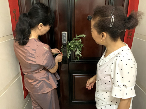 陜煤建設(shè)公司：龍灣水境小區(qū)物業(yè)開展“送艾草、迎端午”活動