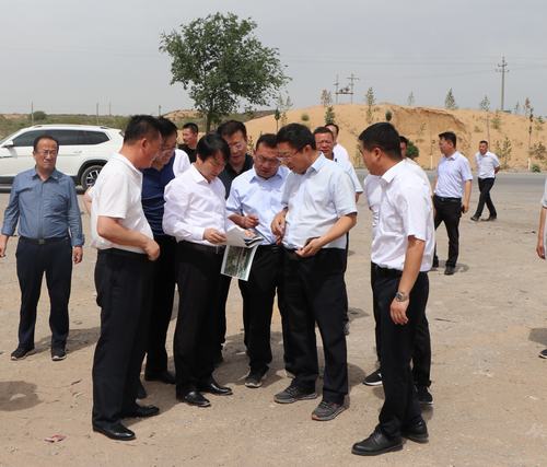榆林市副市長張勝利蒞臨路橋分公司靖神鐵路項目部現(xiàn)場調研征地拆遷工作