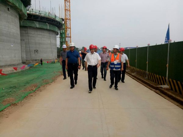 中儲糧西安分公司總經(jīng)理戴中文、新建項目領導小組組長王錄印蒞臨天工公司承建的中儲糧淺圓倉工地檢查指導工作