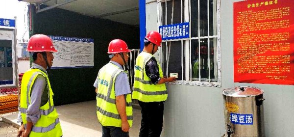 陜煤建設(shè)澄合分公司第十二項目部創(chuàng)建防暑降溫小窗口 展現(xiàn)為民服務(wù)大愛心