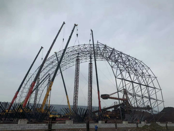陜煤建設(shè)漢中分公司漢鋼一次料場大跨度鋼結(jié)構(gòu)網(wǎng)架起步架順利合攏
