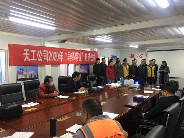 陜煤建設(shè)天工公司持續(xù)在施工現(xiàn)場啟動導(dǎo)師帶徒活動儀式