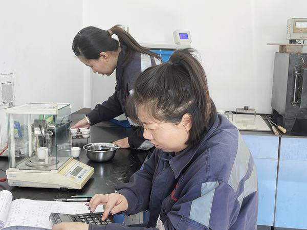 紅粉不嫌靛衣染，精測(cè)細(xì)析黑金成