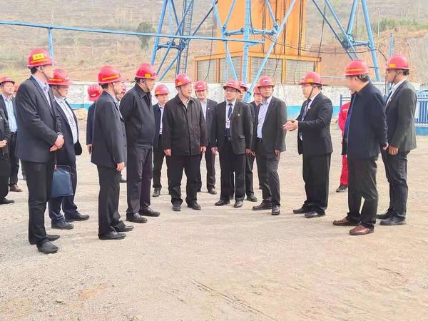 韓城礦業(yè)董事長張維新蒞臨陜煤建設(shè)礦建二公司王峰項目部檢查指導工作
