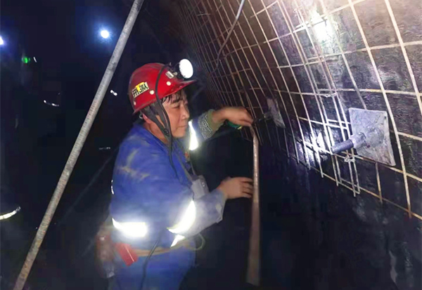 奉獻(xiàn)不言苦，追求無止境