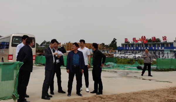 許昌市政府辦公室主任郭圣琦一行蒞臨河南龐源塔式起重機項目進行調(diào)研指導工作