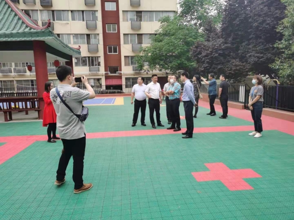 國務院住建部領(lǐng)導蒞臨陜煤建設(shè)老舊小區(qū)改造項目部光明小區(qū)指導工作