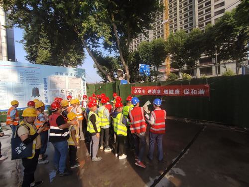 陜煤建設(shè)銅煤第二項(xiàng)目部開展為一線工人“送安全、送清涼、送健康、促和諧”活動(dòng)