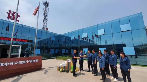 夏日送清涼 關(guān)愛到一線