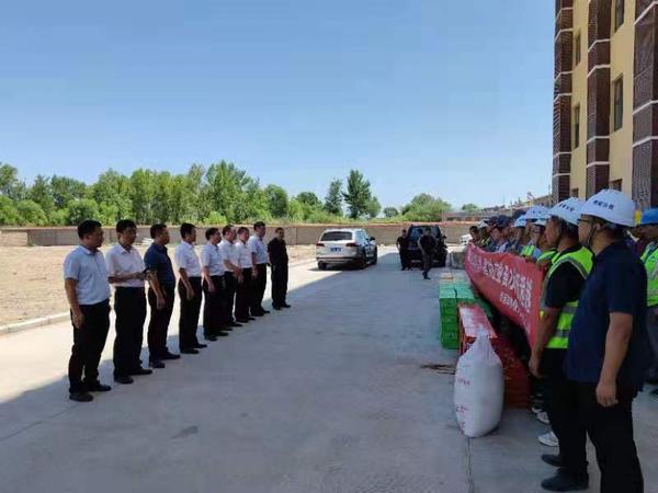 靖神鐵路公司黨委副書記、董事長陳俊濤為陜煤建設(shè)銅煤公司第八項目部靖神鐵路孟家灣機(jī)輛中心項目干部職工等送清涼