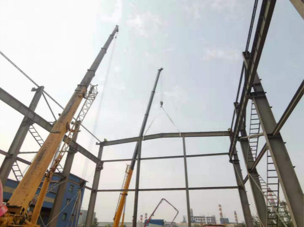 陜煤建設(shè)漢中分公司承建的燒結(jié)機(jī)頭電除塵灰資源化利用項(xiàng)目清洗車(chē)間順利上梁