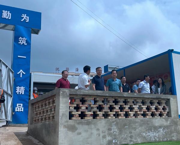 陜煤集團總經(jīng)理助理、戰(zhàn)略規(guī)劃委主任宋世杰一行蒞臨陜煤建設(shè)銅煤公司承建的王石凹游客服務(wù)中心項目檢查指導(dǎo)工作