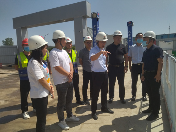 灃西新城黨委委員、管委會副主任薄磊一行蒞臨陜煤建設(shè)咸陽分公司承建的灃西新城第五學(xué)校項目調(diào)研指導(dǎo)工作