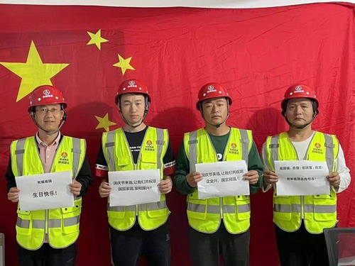 我和國(guó)旗合個(gè)影，曬出濃濃愛(ài)國(guó)情！