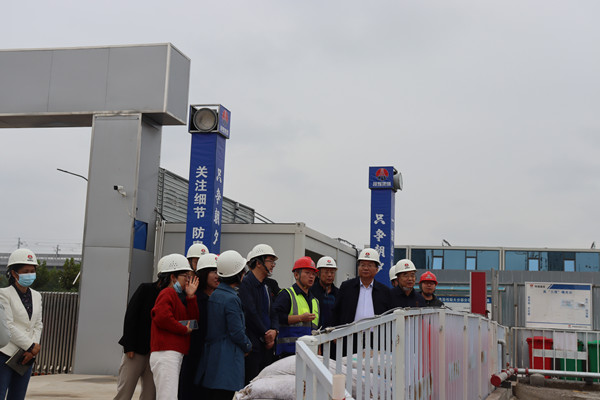 陜西省西咸新區(qū)灃西新城開(kāi)發(fā)建設(shè)（集團(tuán)）有限公司黨委書(shū)記、董事長(zhǎng)楊建柱一行蒞臨灃西新城第五學(xué)校項(xiàng)目調(diào)研指導(dǎo)工作