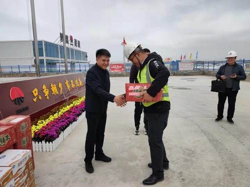 陜西智能煤炭物流有限公司執(zhí)行董事張軍榮慰問(wèn)陜煤建設(shè)路橋分公司榆陽(yáng)煤炭物流園區(qū)項(xiàng)目一線(xiàn)職工