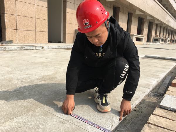 奉獻(xiàn)不言苦，追求無(wú)止境