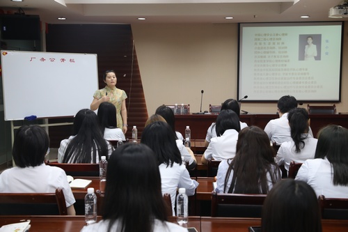 陜煤建設(shè)路橋分公司：關(guān)愛(ài)女職工，情滿(mǎn)半邊天