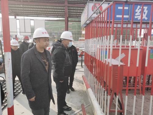 張掖市經(jīng)開區(qū)住建局、質(zhì)檢站領(lǐng)導(dǎo)蒞臨張掖潤泉瑞苑項(xiàng)目部檢查指導(dǎo)工作