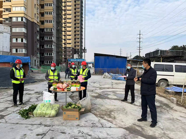 涇陽縣住房與城鄉(xiāng)建設局領導班子一行慰問陜煤建設咸陽分公司涇陽縣西城保障房小區(qū)項目一線員工