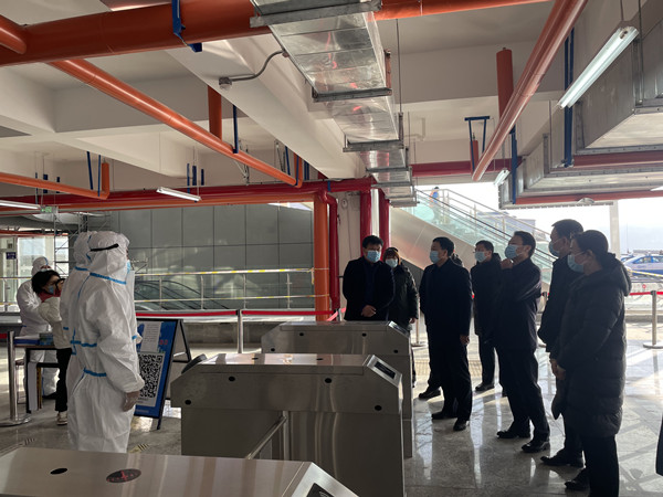 彬州市委書記王宏志、市長陳加寶一行蒞臨銀西高鐵彬州東站前廣場項目指導疫情防控工作