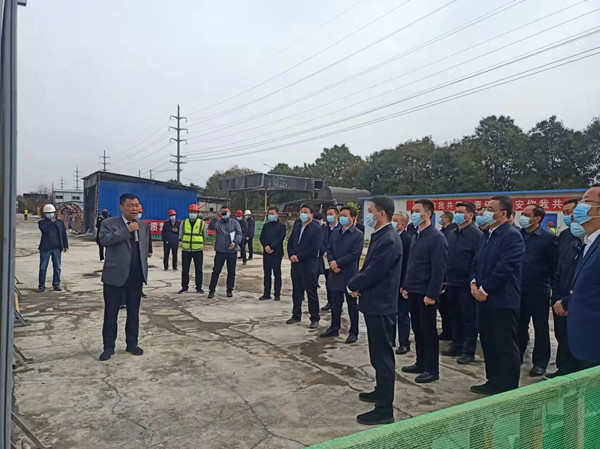 涇陽縣縣委書記拓巍峰、縣長郝瑞耀一行蒞臨陜煤建設咸陽分公司涇陽縣西城保障房項目觀摩調(diào)研
