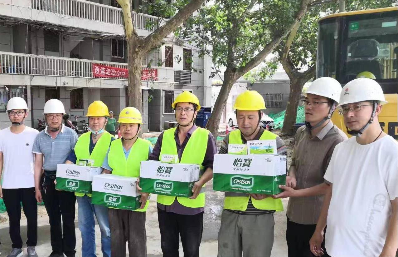 陜煤建設(shè)新城公司第一項目部“情系一線送清涼”