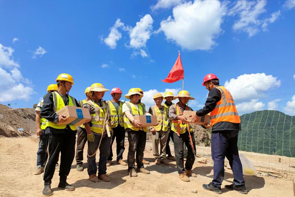 陜煤建設(shè)漢中分公司大西溝礦項(xiàng)目部開展“送清涼”慰問活動