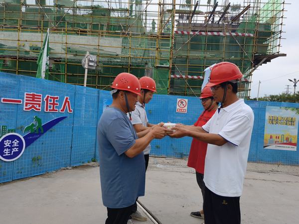 陜煤建設(shè)韓城分公司土建一項(xiàng)目部頂烈日送“清涼”綠豆湯帶“溫暖”