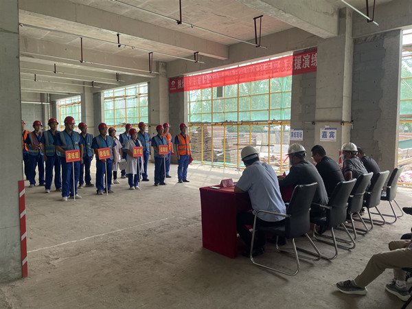 陜煤建設(shè)渭南分公司第一項目部物體打擊應(yīng)急演練在啟航A、B座項目工地展開