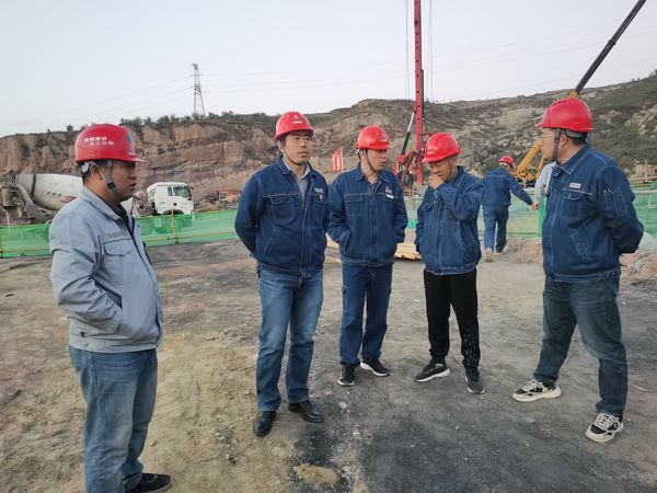 陜西新元潔能有限公司董事長(zhǎng)、總經(jīng)理范建林蒞臨陜煤建設(shè)天工公司檢查指導(dǎo)工作