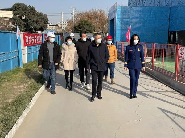 西安市新城區(qū)委常委、副區(qū)長楊珩蒞臨陜煤建設(shè)新城公司第二項(xiàng)目部檢查指導(dǎo)工作