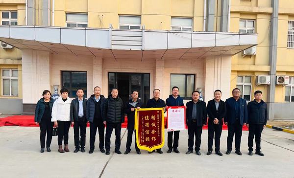 陜煤建設(shè)銅煤公司收到建設(shè)單位錦旗， 在建項(xiàng)目獲多方認(rèn)可