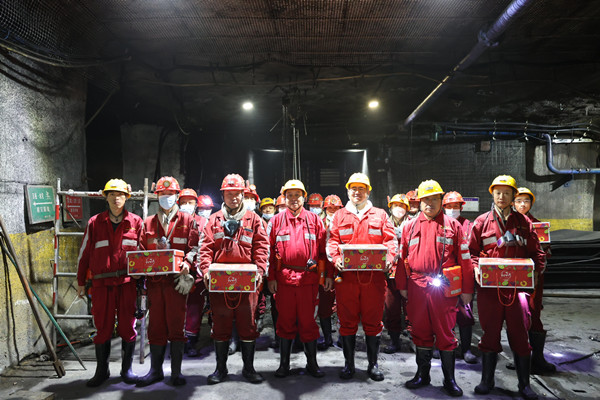 曹家灘礦業(yè)公司領(lǐng)導(dǎo)蒞臨陜煤建設(shè)機(jī)電安裝公司項(xiàng)目部檢查慰問(wèn)