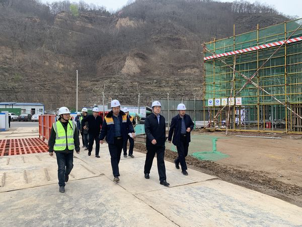 陜西彬長(zhǎng)集團(tuán)有限公司董事長(zhǎng)、黨委書(shū)記一行蒞臨陜煤建設(shè)天工公司承建的儲(chǔ)煤倉(cāng)工地檢查指導(dǎo)工作