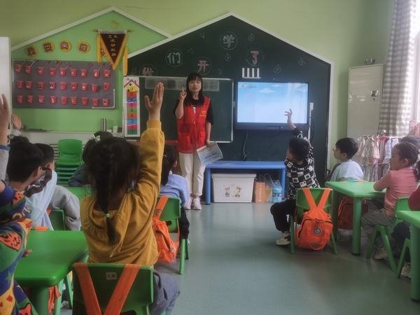 陜煤建設(shè)銅煤公司：文明活動(dòng)進(jìn)校園 點(diǎn)亮志愿新“食”尚