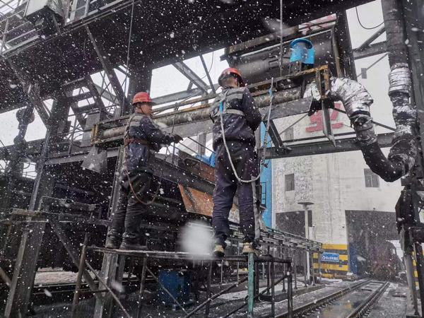 陜煤建設(shè)洗選煤運(yùn)營(yíng)公司檸條塔運(yùn)營(yíng)項(xiàng)目部：“斷崖式”降溫，工人“白頭”力保生產(chǎn)