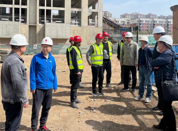 包頭市住建局質(zhì)量科科長(zhǎng)付宇一行蒞臨中潤(rùn)府一期項(xiàng)目工程檢查指導(dǎo)工作