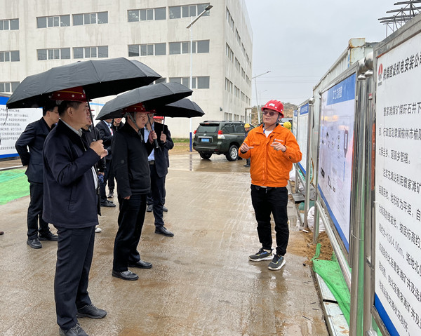 榆林市副市長(zhǎng)王華勝蒞臨陜煤建設(shè)機(jī)電安裝公司施工現(xiàn)場(chǎng)進(jìn)行環(huán)保調(diào)研