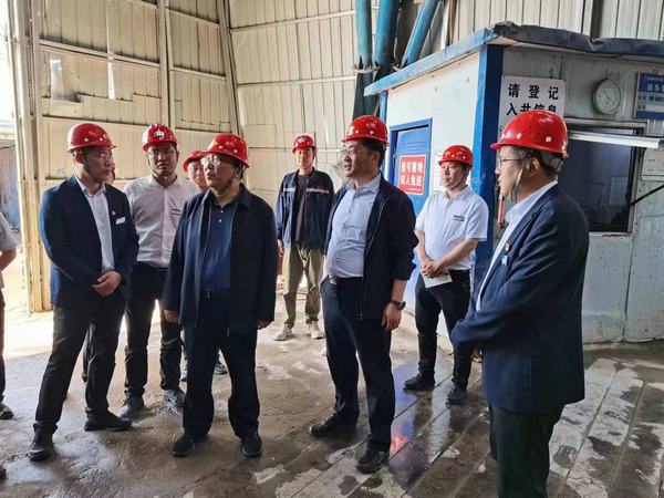 陜煤股份有限公司常務副總經(jīng)理李孝波、彬長礦業(yè)有限公司總經(jīng)理焦小年蒞臨陜煤建設礦建二公司第一項目部檢查指導工作