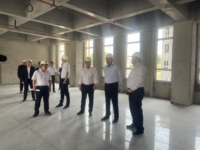 陜西陜煤韓城礦業(yè)有限公司黨委書記、董事長張維新蒞臨陜煤建設韓城分公司下峪口煤礦調度指揮綜合辦公樓工程檢查指導工作