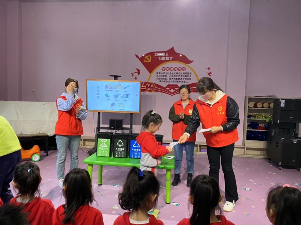 陜煤建設(shè)機電安裝公司垃圾分類進校園爭做環(huán)?！靶∵_人”