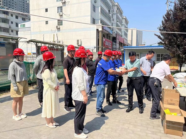 陜煤建設(shè)渭南分公司把“清涼”送到一線(xiàn)職工心坎上