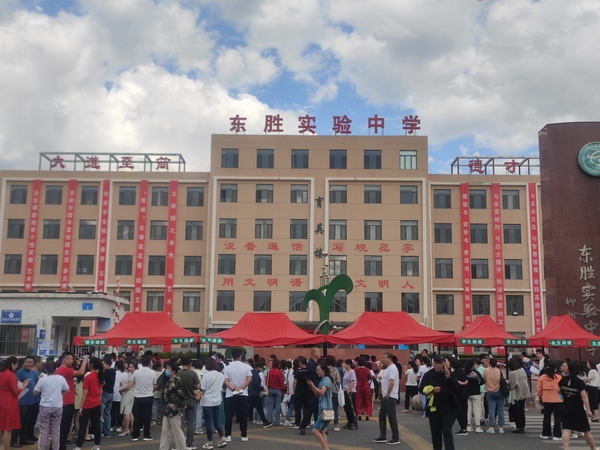 陜煤建設(shè)銅煤公司第五項(xiàng)目部開展“助力中考，愛心送水”志愿服務(wù)活動