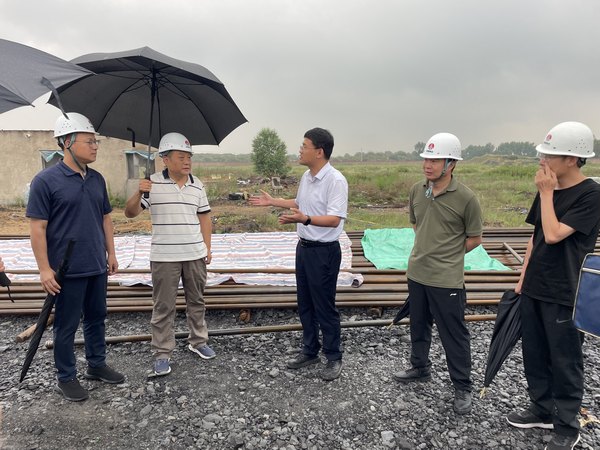 西安鐵路監(jiān)管局、陜西省交通廳檢查組一行蒞臨靖神鐵路孟紅聯(lián)絡(luò)線王則灣大橋調(diào)研指導(dǎo)工作