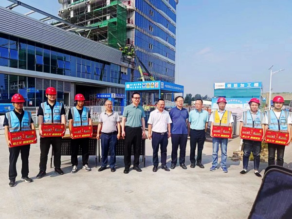 中電科西北公司副總經(jīng)理薛敏蒞臨北斗項(xiàng)目開展“送清涼”慰問活動(dòng)