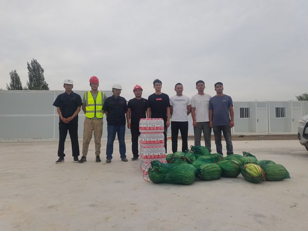 伊寧聯(lián)創(chuàng)集團(tuán)組織部長謝輝蒞臨伊犁州伊寧市煤炭儲運(yùn)中心基地建設(shè)項(xiàng)目開展“送清涼”慰問