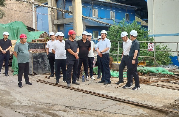 彬長集團(tuán)黨委書記、董事長白永明一行深入陜煤建設(shè)渭南分公司第三項(xiàng)目部檢查指導(dǎo)