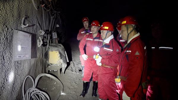 國家礦山安全監(jiān)察局陜西局監(jiān)察執(zhí)法四處處長何加省蒞臨陜煤建設(shè)礦建二公司第二項(xiàng)目部檢查指導(dǎo)工作