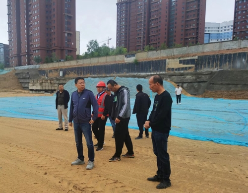 榆林市城市投資房地產(chǎn)開發(fā)有限公司執(zhí)行董事、總經(jīng)理徐鯤一行蒞臨榆溪圣境項(xiàng)目檢查指導(dǎo)工作